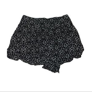 Cute American Eagle B&W Floral Swing Shorts